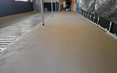 Haarle (OV) – Nieuwe vloer paardenstal (anti-slip)