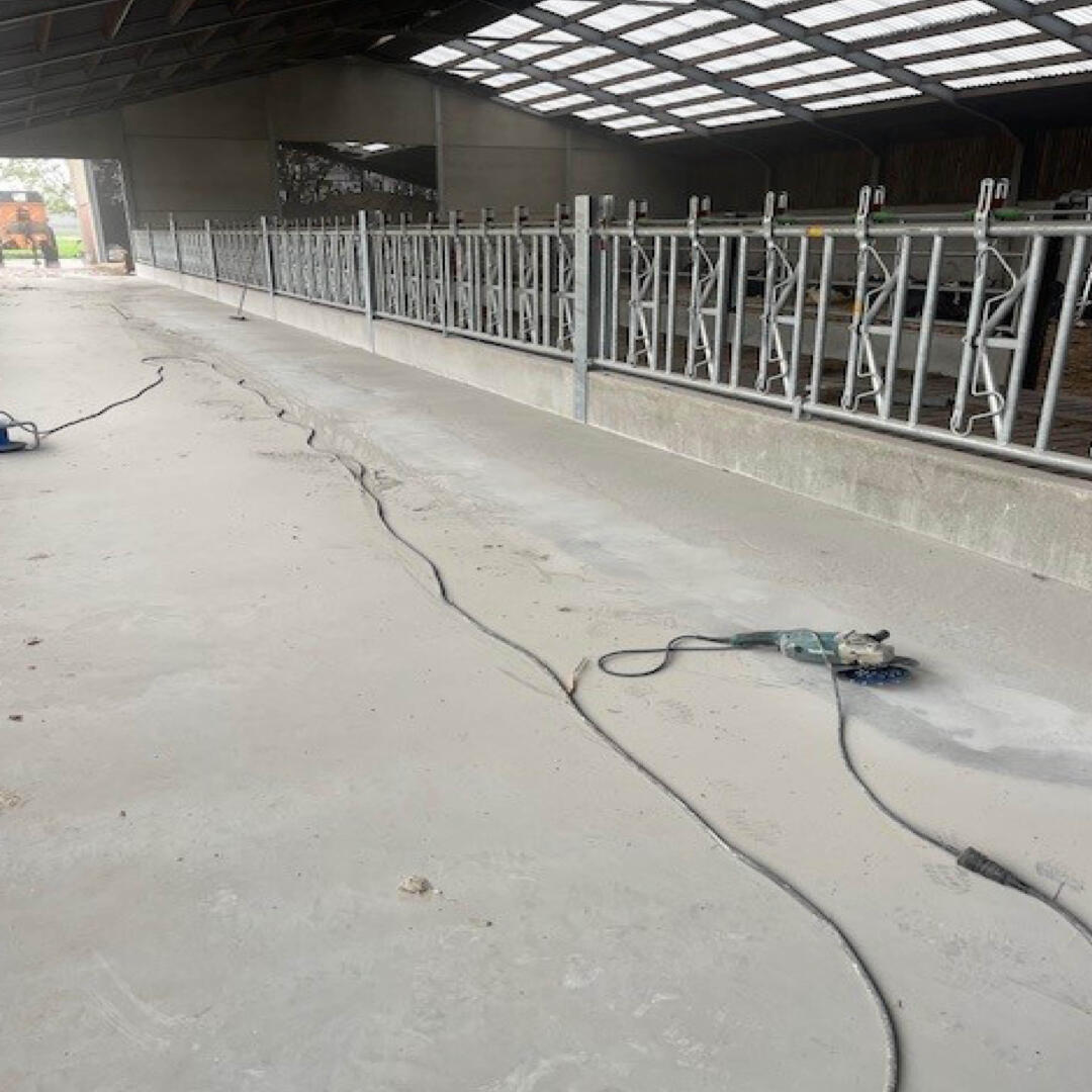 Schuren van een betonvloer. Schuur de ondergrond goed op voor het aanbrengen van de coating.