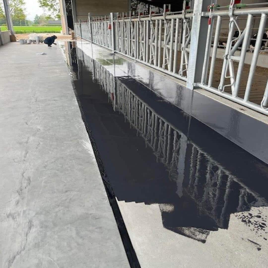 Schuren van een betonvloer. Schuur de ondergrond goed op voor het aanbrengen van de coating.
