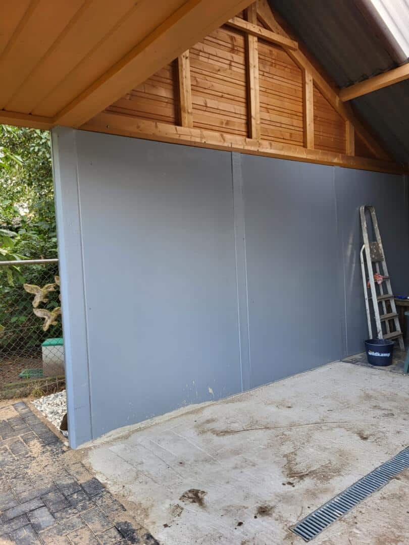 Wandcoating in een paardenstal