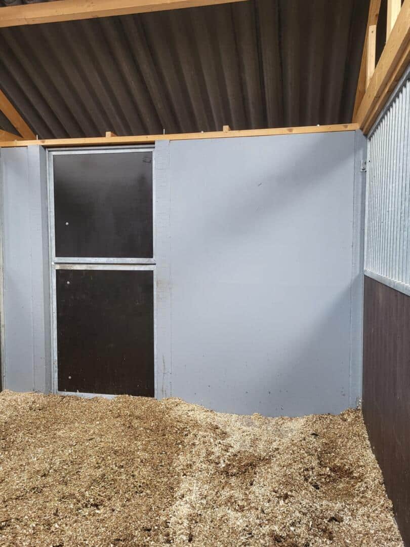 Wandcoating in een paardenstal